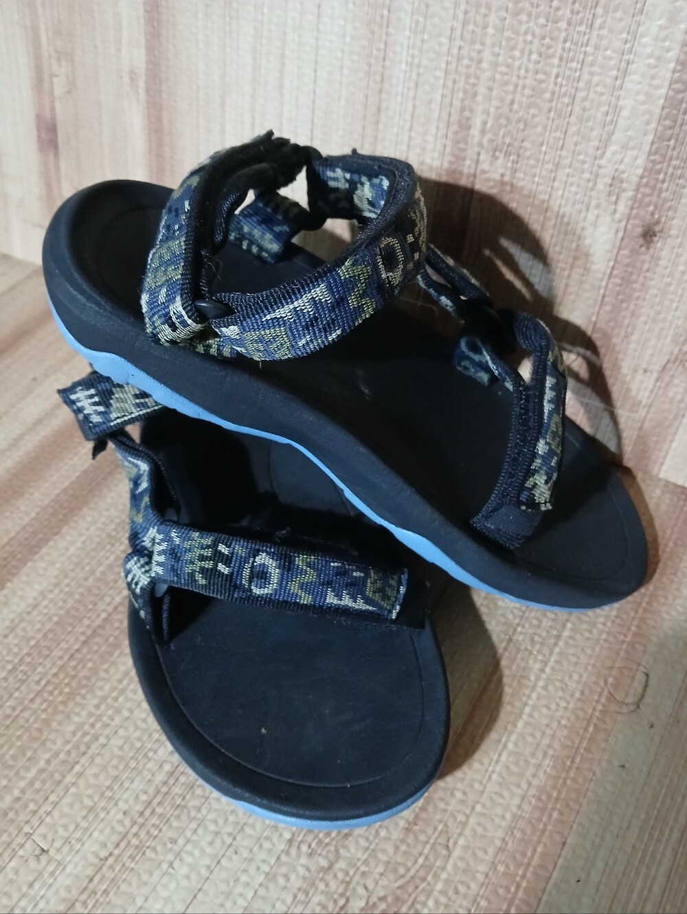Teva Hurricane XLT2 Kids Sandals Geometric Multi Color 1019390C Size 2 US Euc